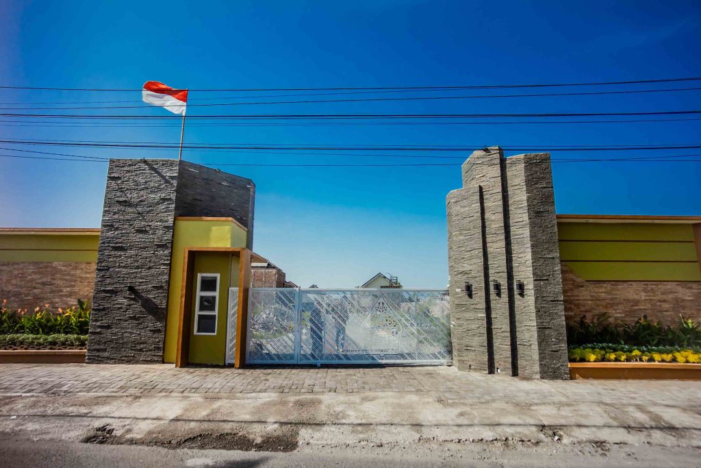 Gerbang Depan Perumahan Almiera Town House